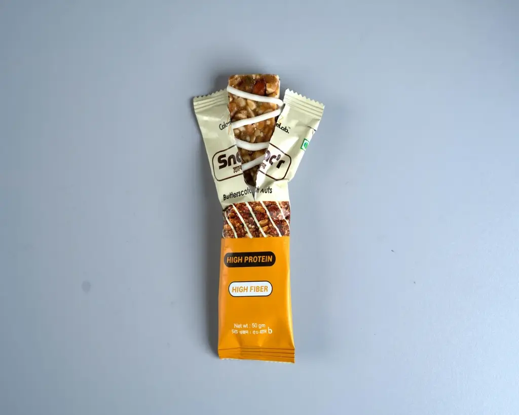 SNACR-White-Butterscotch-Protein-Nut-Bar-03.webp